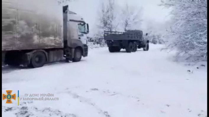 В Мелитопольском районе две легковушки попали в снежную ловушку 